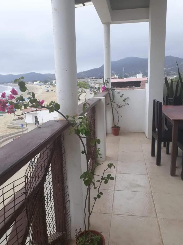 Hostal Humpback Internacional Puerto López Eksteriør bilde